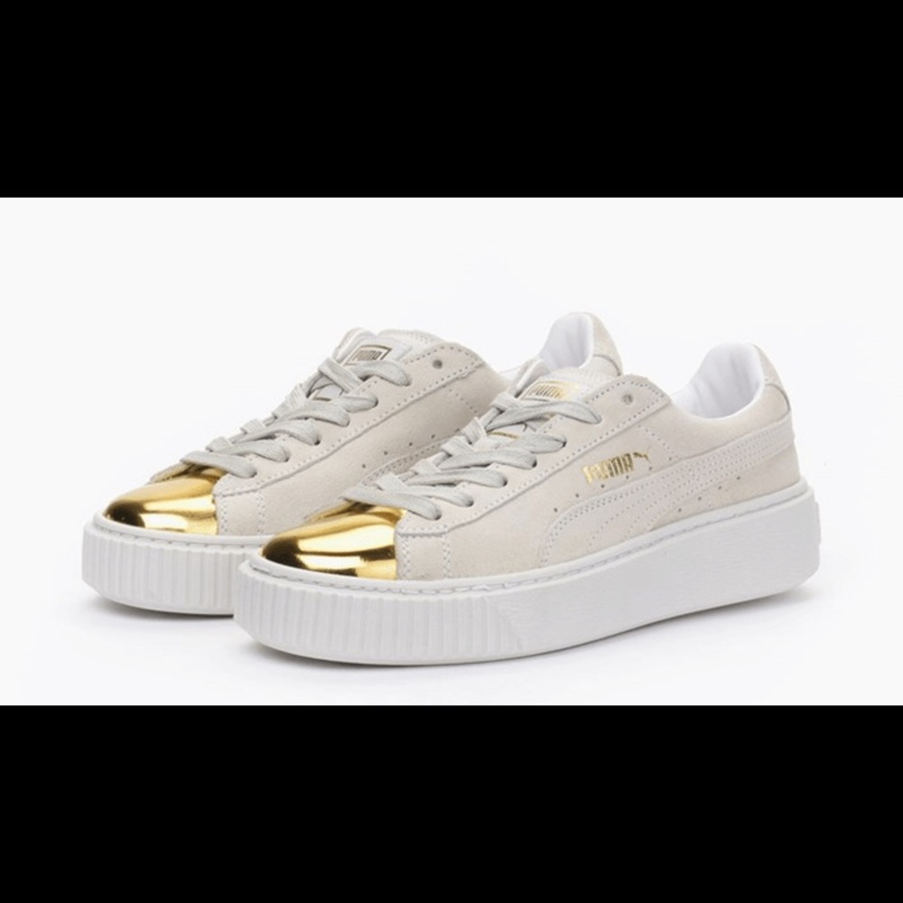 Gold toe pumas